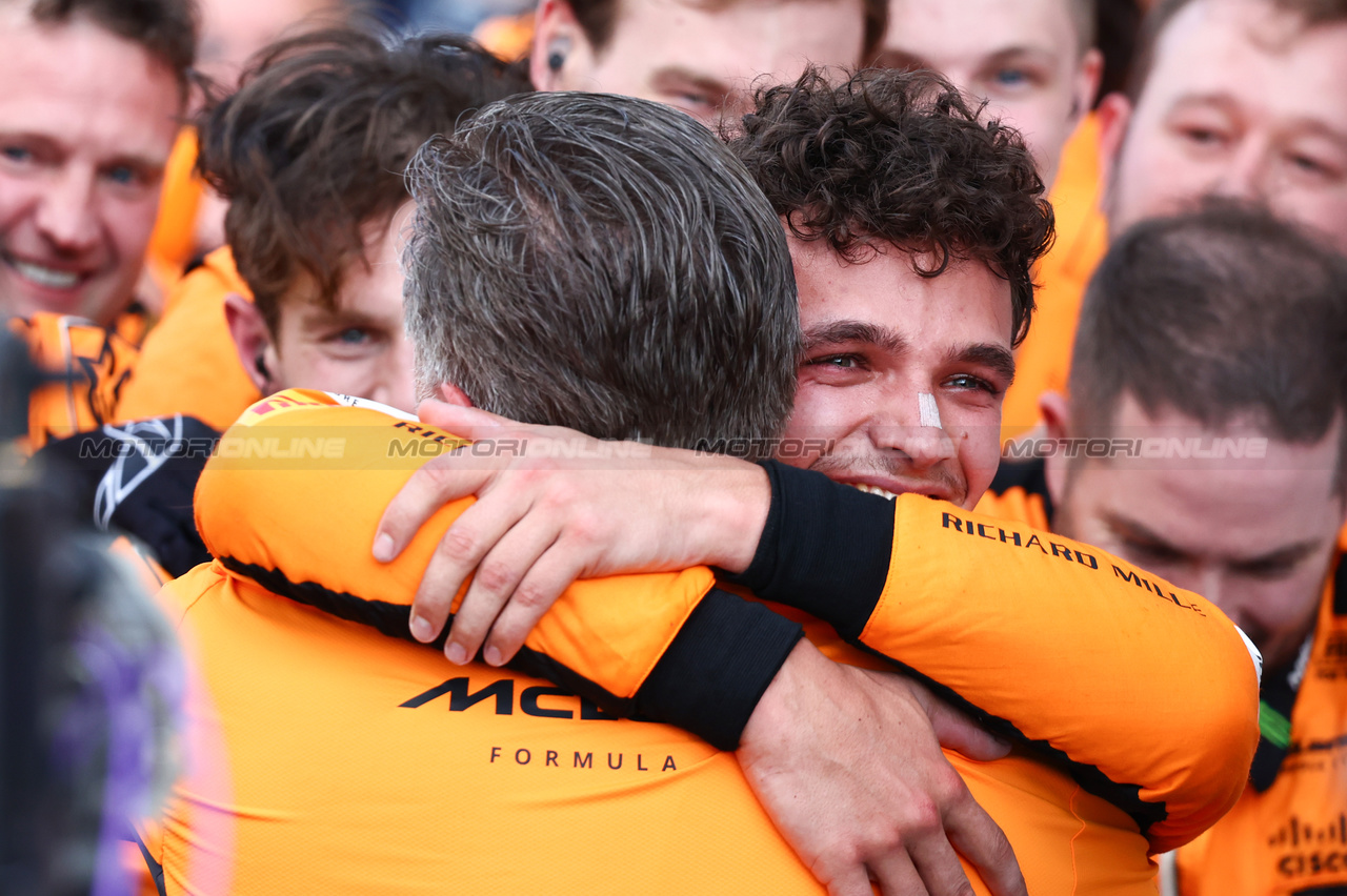 GP MIAMI, Gara winner Lando Norris (GBR) McLaren celebrates in parc ferme with Zak Brown (USA) McLaren Executive Director e the team.

05.05.2024. Formula 1 World Championship, Rd 6, Miami Grand Prix, Miami, Florida, USA, Gara Day.

- www.xpbimages.com, EMail: requests@xpbimages.com © Copyright: Charniaux / XPB Images