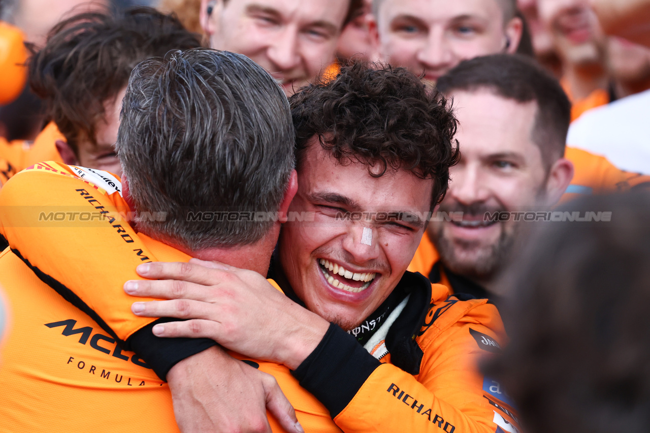 GP MIAMI, Gara winner Lando Norris (GBR) McLaren celebrates in parc ferme with Zak Brown (USA) McLaren Executive Director e the team.

05.05.2024. Formula 1 World Championship, Rd 6, Miami Grand Prix, Miami, Florida, USA, Gara Day.

- www.xpbimages.com, EMail: requests@xpbimages.com © Copyright: Charniaux / XPB Images