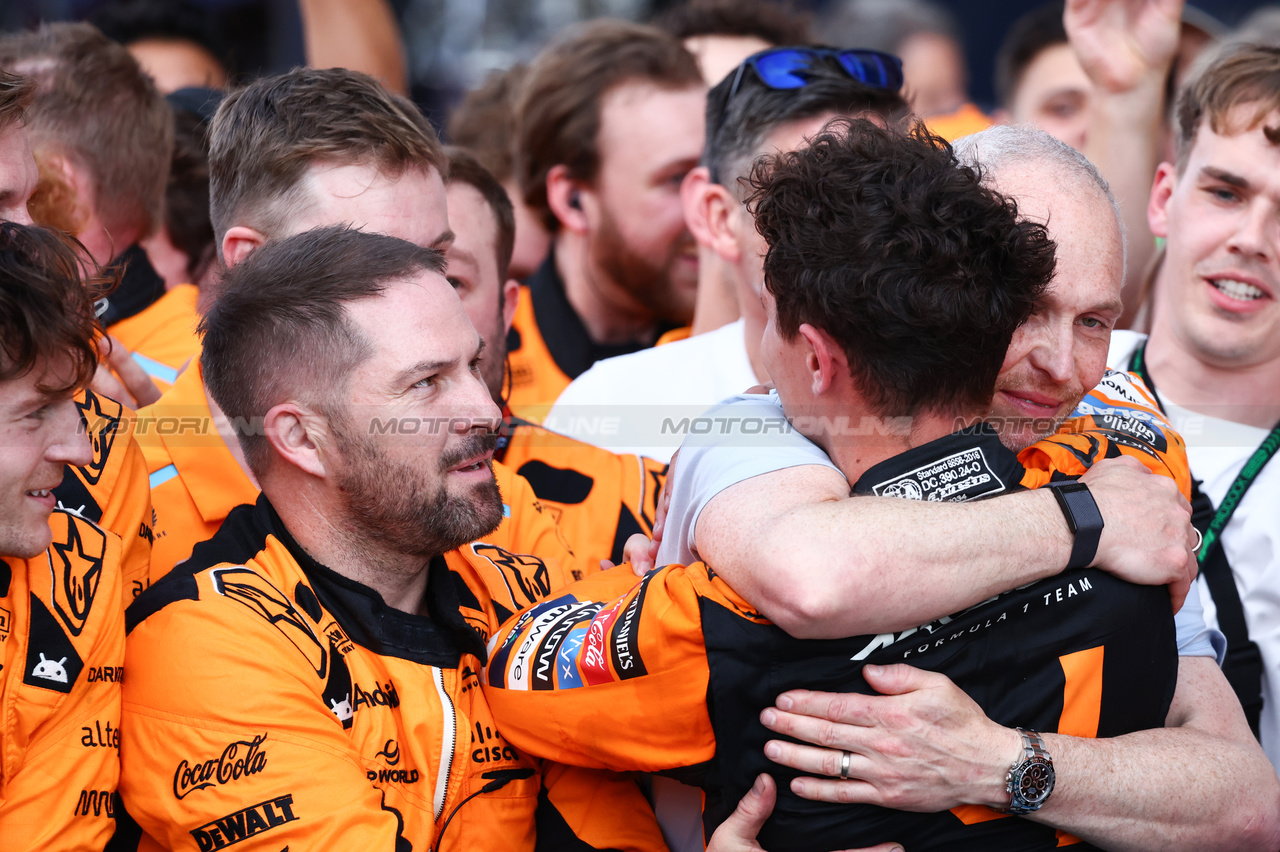 GP MIAMI, Gara winner Lando Norris (GBR) McLaren celebrates in parc ferme with Mark Berryman (GBR) Add Motorsports Director e Driver Manager e the team.

05.05.2024. Formula 1 World Championship, Rd 6, Miami Grand Prix, Miami, Florida, USA, Gara Day.

- www.xpbimages.com, EMail: requests@xpbimages.com © Copyright: Charniaux / XPB Images