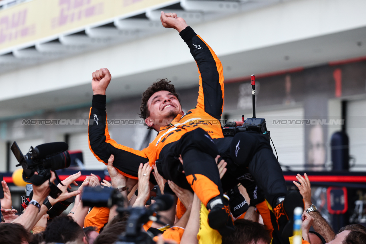 GP MIAMI, Gara winner Lando Norris (GBR) McLaren celebrates in parc ferme with the team.

05.05.2024. Formula 1 World Championship, Rd 6, Miami Grand Prix, Miami, Florida, USA, Gara Day.

- www.xpbimages.com, EMail: requests@xpbimages.com © Copyright: Charniaux / XPB Images