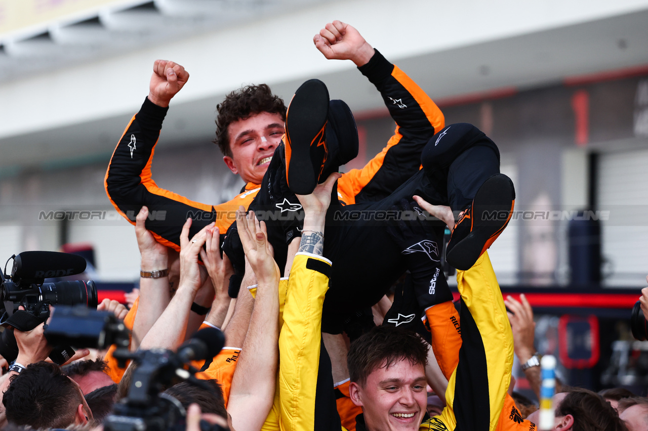 GP MIAMI, Gara winner Lando Norris (GBR) McLaren celebrates in parc ferme with the team.

05.05.2024. Formula 1 World Championship, Rd 6, Miami Grand Prix, Miami, Florida, USA, Gara Day.

- www.xpbimages.com, EMail: requests@xpbimages.com © Copyright: Charniaux / XPB Images