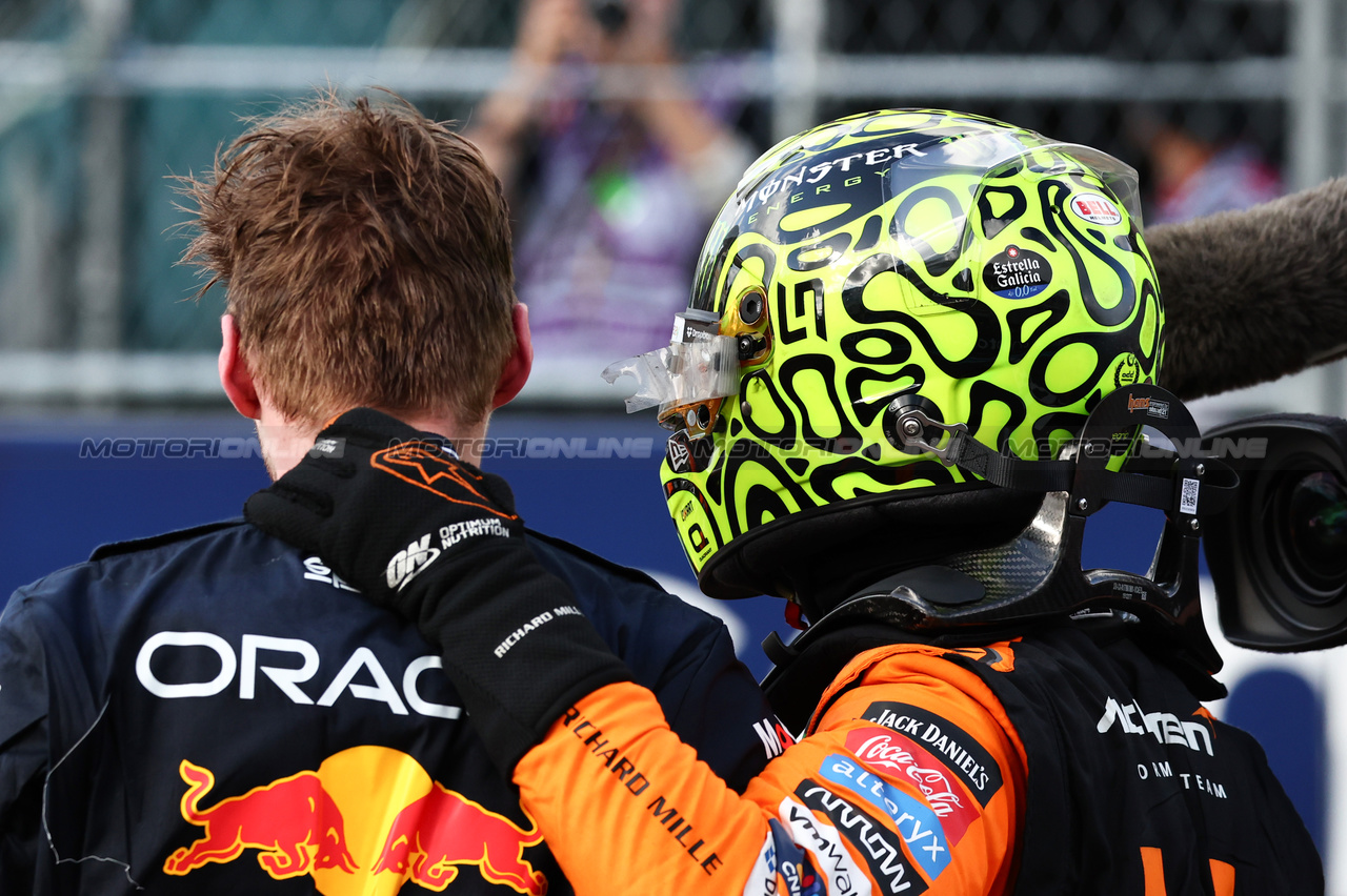 GP MIAMI, Gara winner Lando Norris (GBR) McLaren celebrates in parc ferme with Max Verstappen (NLD) Red Bull Racing.

05.05.2024. Formula 1 World Championship, Rd 6, Miami Grand Prix, Miami, Florida, USA, Gara Day.

- www.xpbimages.com, EMail: requests@xpbimages.com © Copyright: Charniaux / XPB Images