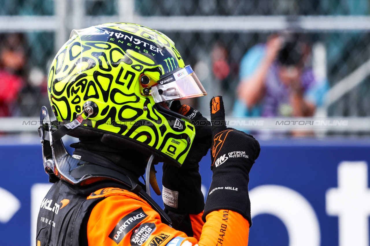 GP MIAMI, Gara winner Lando Norris (GBR) McLaren celebrates in parc ferme.

05.05.2024. Formula 1 World Championship, Rd 6, Miami Grand Prix, Miami, Florida, USA, Gara Day.

- www.xpbimages.com, EMail: requests@xpbimages.com © Copyright: Charniaux / XPB Images