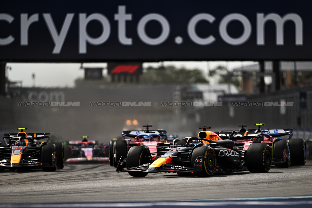 GP MIAMI, Max Verstappen (NLD) Red Bull Racing RB20 davanti a at the partenza of the race.



05.05.2024. Formula 1 World Championship, Rd 6, Miami Grand Prix, Miami, Florida, USA, Gara Day.

- www.xpbimages.com, EMail: requests@xpbimages.com © Copyright: Price / XPB Images