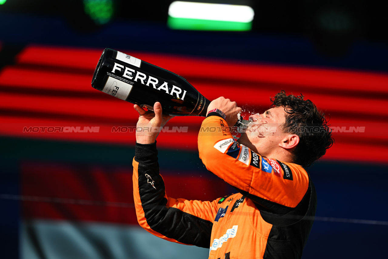 GP MIAMI, Gara winner Lando Norris (GBR) McLaren celebrates on the podium.

05.05.2024. Formula 1 World Championship, Rd 6, Miami Grand Prix, Miami, Florida, USA, Gara Day.

- www.xpbimages.com, EMail: requests@xpbimages.com © Copyright: Price / XPB Images