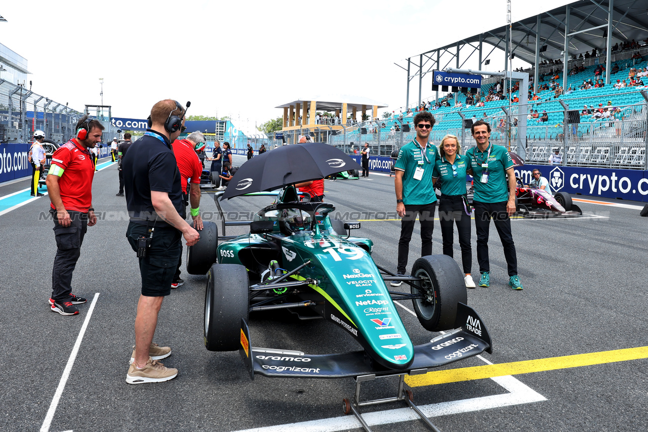 GP MIAMI, Tina Hausmann (SUI) Prema Racing on the grid with (L to R): Jak Crawford (USA) Aston Martin F1 Team Young Driver Development Programme; Jessica Hawkins (GBR) Aston Martin F1 Team Driver Ambassador / F1 Academy Head of Racing; e Pedro De La Rosa (ESP) Aston Martin F1 Team, Team Ambassador.

05.05.2024. FIA Formula Academy, Rd 2, Gara 2, Miami, Florida, USA, Domenica.

- www.xpbimages.com, EMail: requests@xpbimages.com Copyright: XPB Images