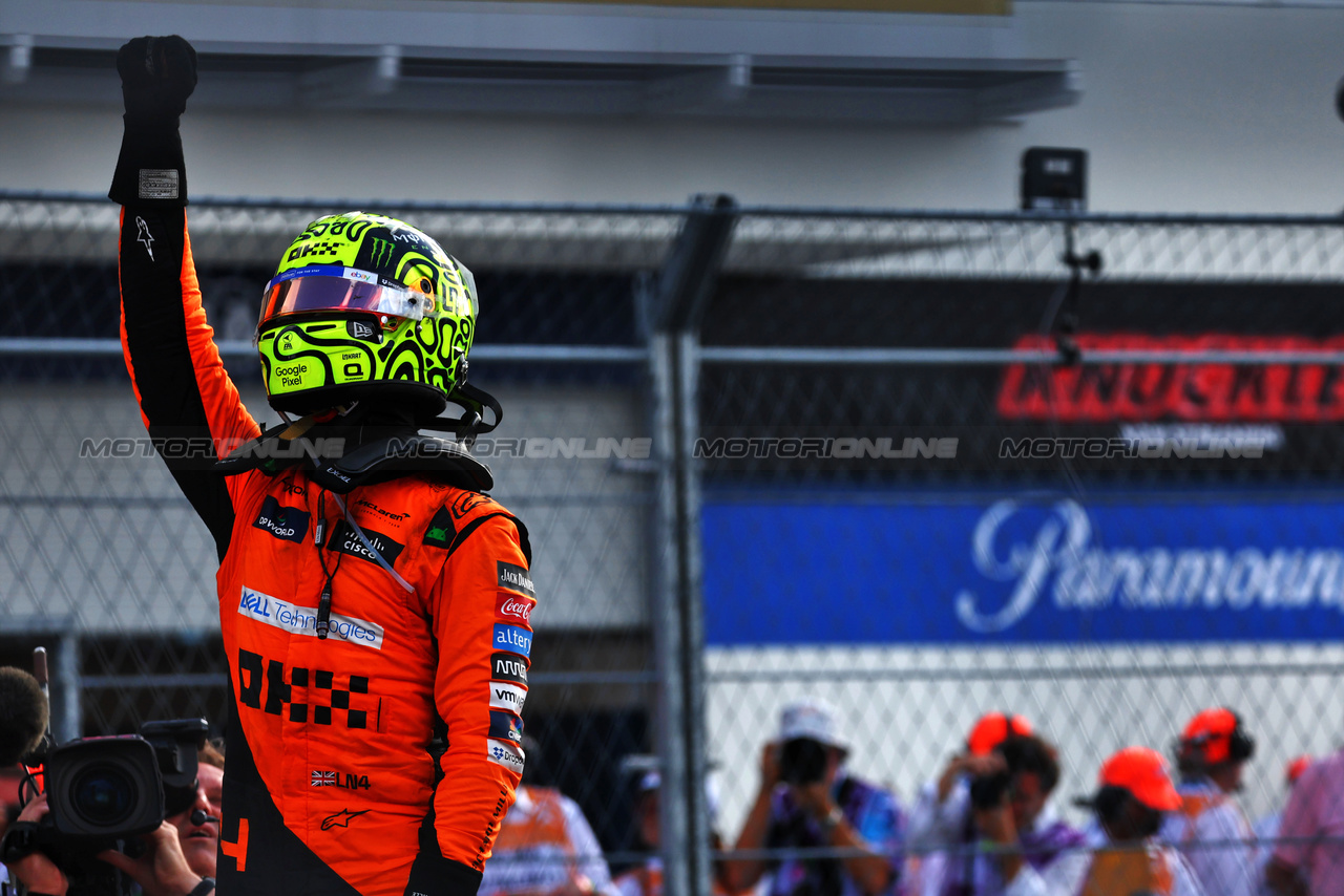 GP MIAMI, Gara winner Lando Norris (GBR) McLaren celebrates in parc ferme.

05.05.2024. Formula 1 World Championship, Rd 6, Miami Grand Prix, Miami, Florida, USA, Gara Day.

 - www.xpbimages.com, EMail: requests@xpbimages.com © Copyright: Staley / XPB Images