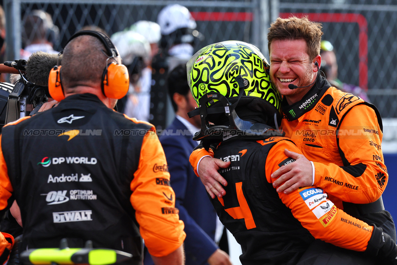 GP MIAMI, Gara winner Lando Norris (GBR) McLaren celebrates in parc ferme.

05.05.2024. Formula 1 World Championship, Rd 6, Miami Grand Prix, Miami, Florida, USA, Gara Day.

 - www.xpbimages.com, EMail: requests@xpbimages.com © Copyright: Staley / XPB Images