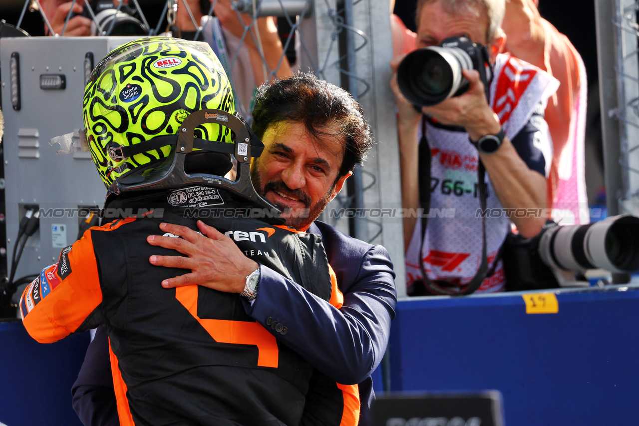 GP MIAMI, Gara winner Lando Norris (GBR) McLaren celebrates in parc ferme with Mohammed Bin Sulayem (UAE) FIA President.

05.05.2024. Formula 1 World Championship, Rd 6, Miami Grand Prix, Miami, Florida, USA, Gara Day.

 - www.xpbimages.com, EMail: requests@xpbimages.com © Copyright: Staley / XPB Images