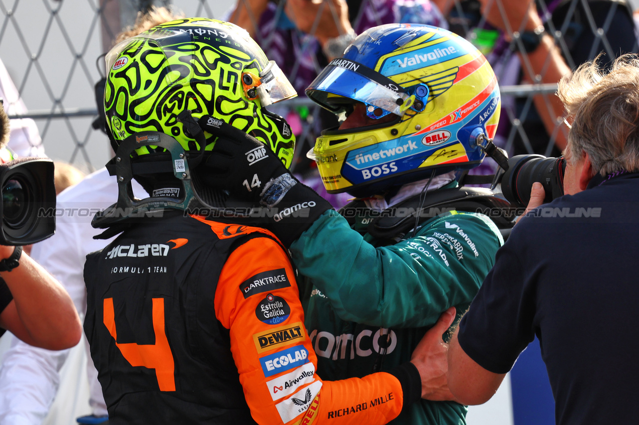 GP MIAMI, Gara winner Lando Norris (GBR) McLaren celebrates in parc ferme with Fernando Alonso (ESP) Aston Martin F1 Team.

05.05.2024. Formula 1 World Championship, Rd 6, Miami Grand Prix, Miami, Florida, USA, Gara Day.

 - www.xpbimages.com, EMail: requests@xpbimages.com © Copyright: Staley / XPB Images