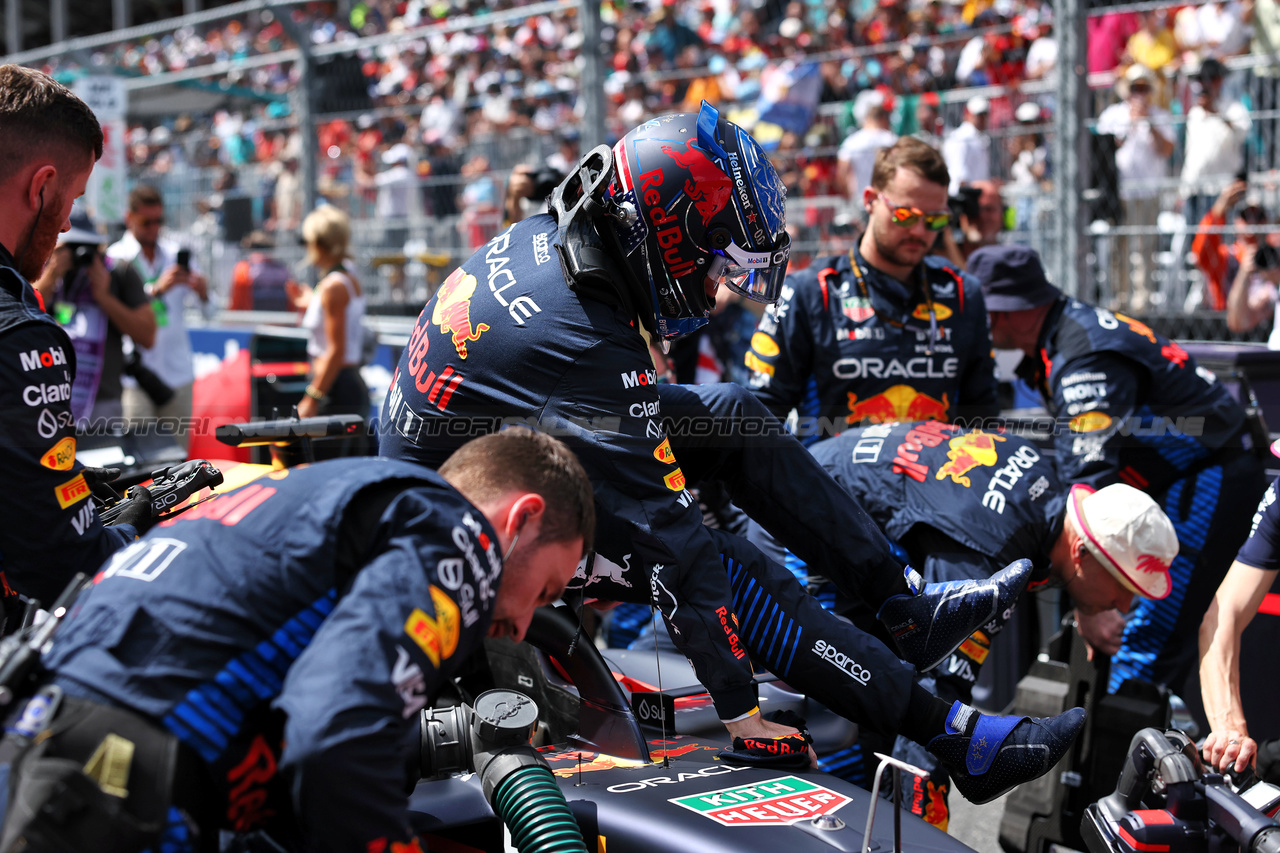 GP MIAMI, Max Verstappen (NLD) Red Bull Racing RB20 on the grid.

05.05.2024. Formula 1 World Championship, Rd 6, Miami Grand Prix, Miami, Florida, USA, Gara Day.

 - www.xpbimages.com, EMail: requests@xpbimages.com © Copyright: Staley / XPB Images