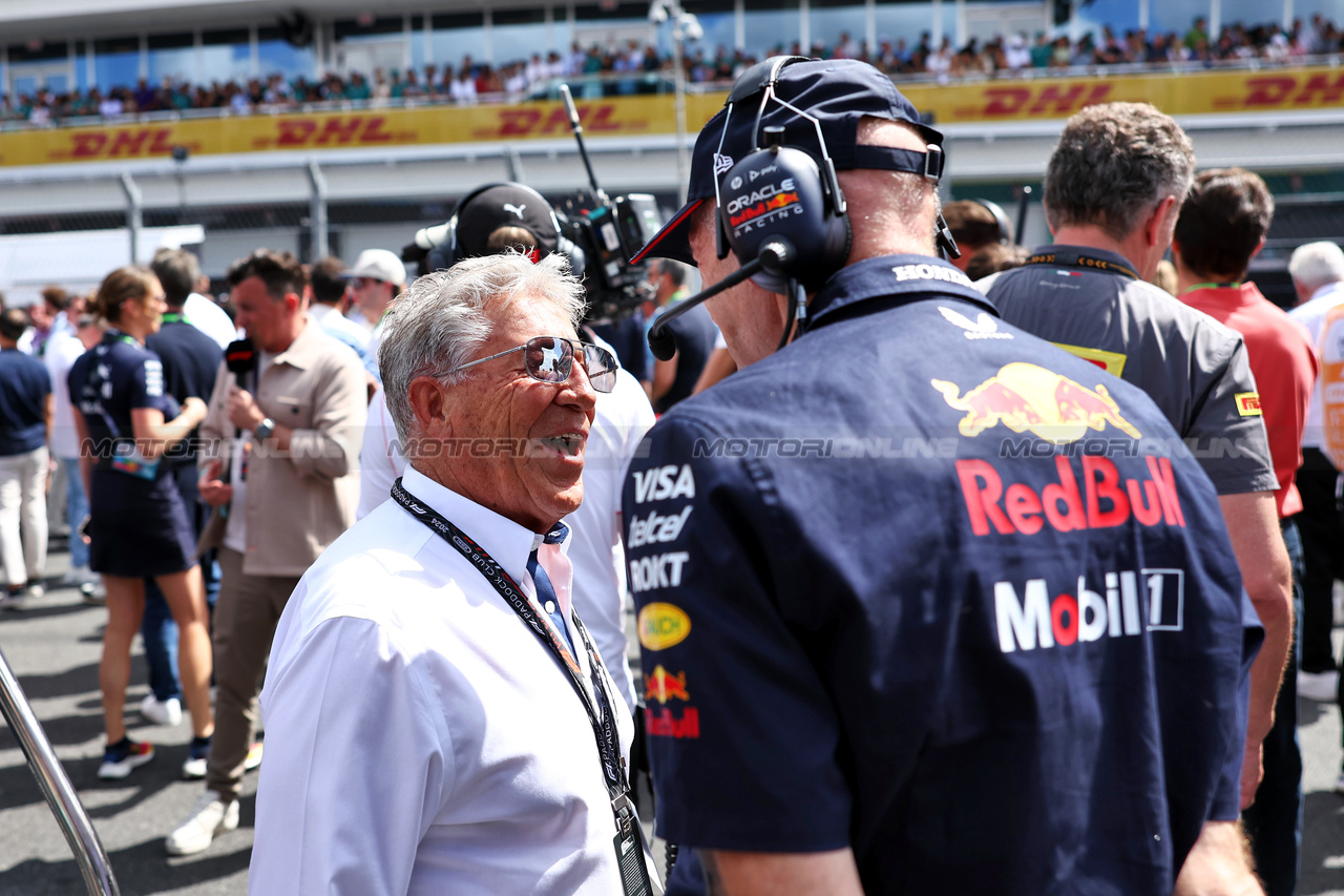 GP MIAMI, (L to R): Mario Andretti (USA) with Adrian Newey (GBR) Red Bull Racing Chief Technical Officer on the grid.

05.05.2024. Formula 1 World Championship, Rd 6, Miami Grand Prix, Miami, Florida, USA, Gara Day.

 - www.xpbimages.com, EMail: requests@xpbimages.com © Copyright: Staley / XPB Images