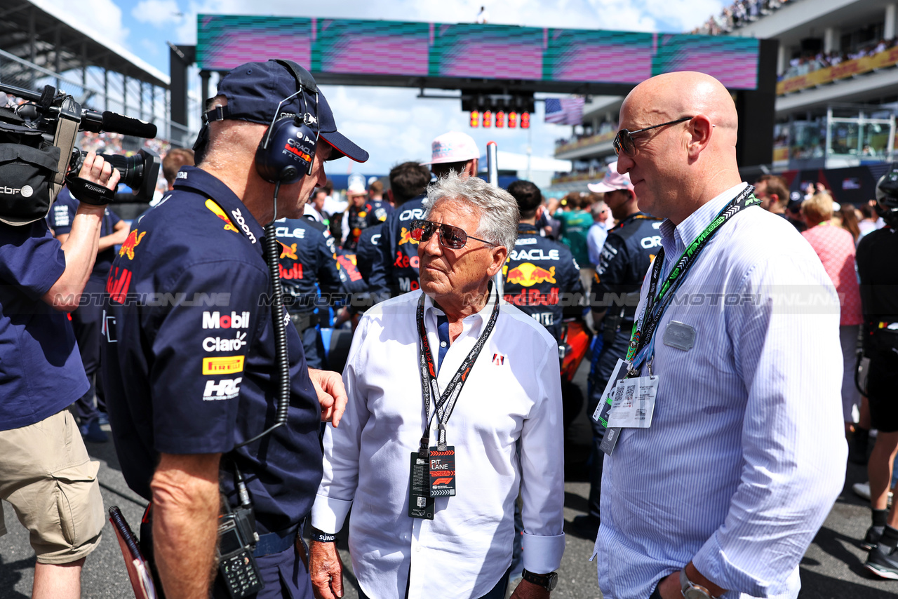 GP MIAMI, (L to R): Adrian Newey (GBR) Red Bull Racing Chief Technical Officer with Mario Andretti (USA) on the grid.

05.05.2024. Formula 1 World Championship, Rd 6, Miami Grand Prix, Miami, Florida, USA, Gara Day.

 - www.xpbimages.com, EMail: requests@xpbimages.com © Copyright: Staley / XPB Images