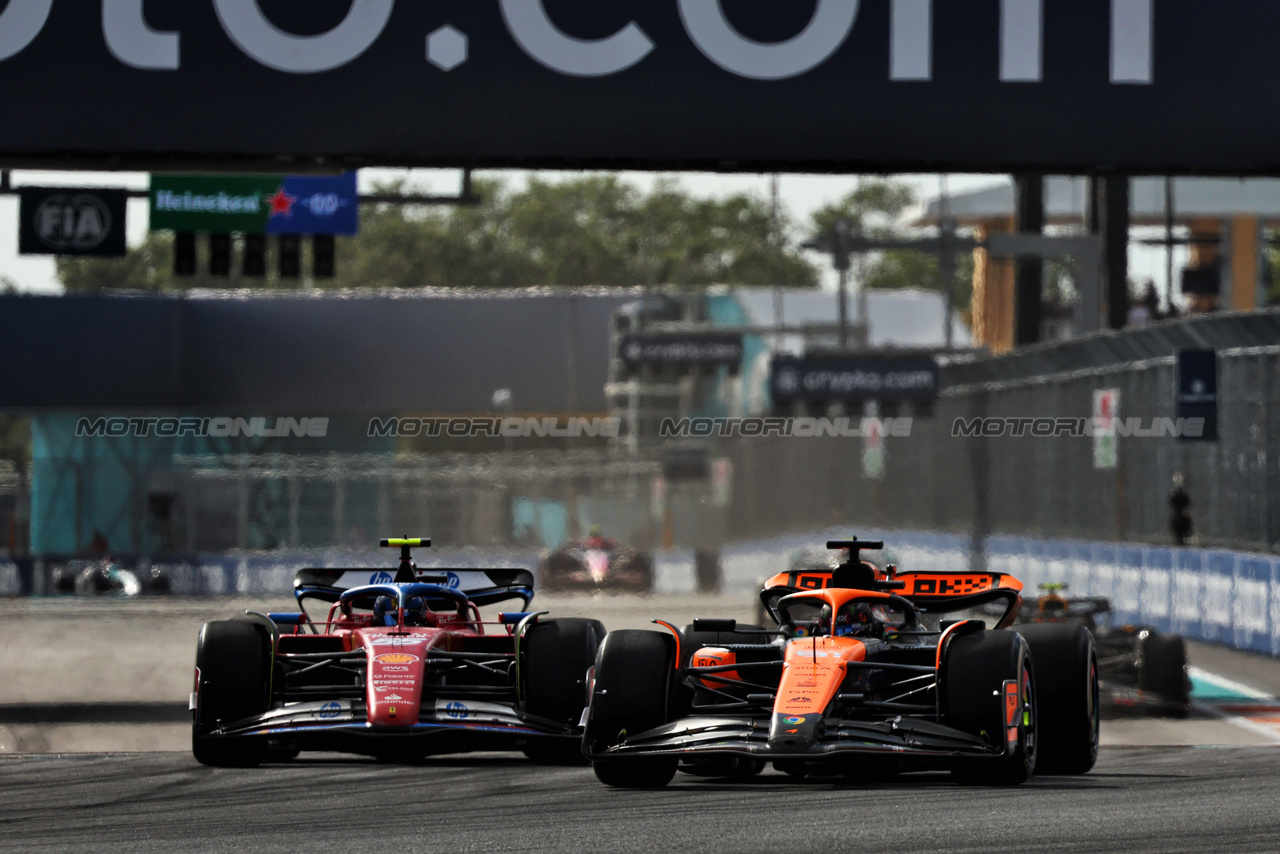 GP MIAMI, Oscar Piastri (AUS) McLaren MCL38 e Carlos Sainz Jr (ESP) Ferrari SF-24.

05.05.2024. Formula 1 World Championship, Rd 6, Miami Grand Prix, Miami, Florida, USA, Gara Day.

 - www.xpbimages.com, EMail: requests@xpbimages.com © Copyright: Staley / XPB Images