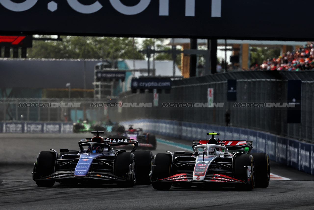 GP MIAMI, Alexander Albon (THA) Williams Racing FW46 e Nico Hulkenberg (GER) Haas VF-24.

05.05.2024. Formula 1 World Championship, Rd 6, Miami Grand Prix, Miami, Florida, USA, Gara Day.

 - www.xpbimages.com, EMail: requests@xpbimages.com © Copyright: Staley / XPB Images