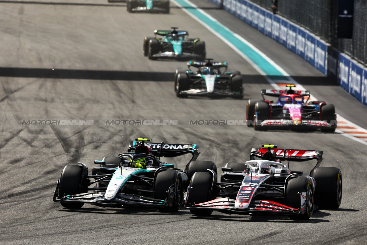 GP MIAMI, Lewis Hamilton (GBR) Mercedes AMG F1 W15 e Nico Hulkenberg (GER) Haas VF-24 battle for position.

05.05.2024. Formula 1 World Championship, Rd 6, Miami Grand Prix, Miami, Florida, USA, Gara Day.

 - www.xpbimages.com, EMail: requests@xpbimages.com © Copyright: Staley / XPB Images