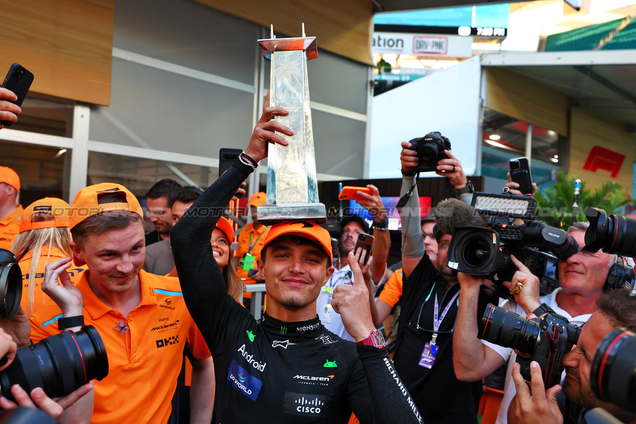 GP MIAMI, Gara winner Lando Norris (GBR) McLaren celebrates with the team.

05.05.2024. Formula 1 World Championship, Rd 6, Miami Grand Prix, Miami, Florida, USA, Gara Day.

 - www.xpbimages.com, EMail: requests@xpbimages.com © Copyright: Coates / XPB Images