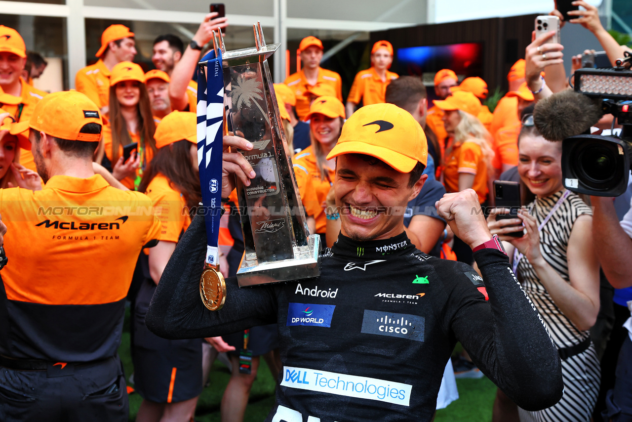 GP MIAMI, Gara winner Lando Norris (GBR) McLaren celebrates with the team.

05.05.2024. Formula 1 World Championship, Rd 6, Miami Grand Prix, Miami, Florida, USA, Gara Day.

 - www.xpbimages.com, EMail: requests@xpbimages.com © Copyright: Coates / XPB Images