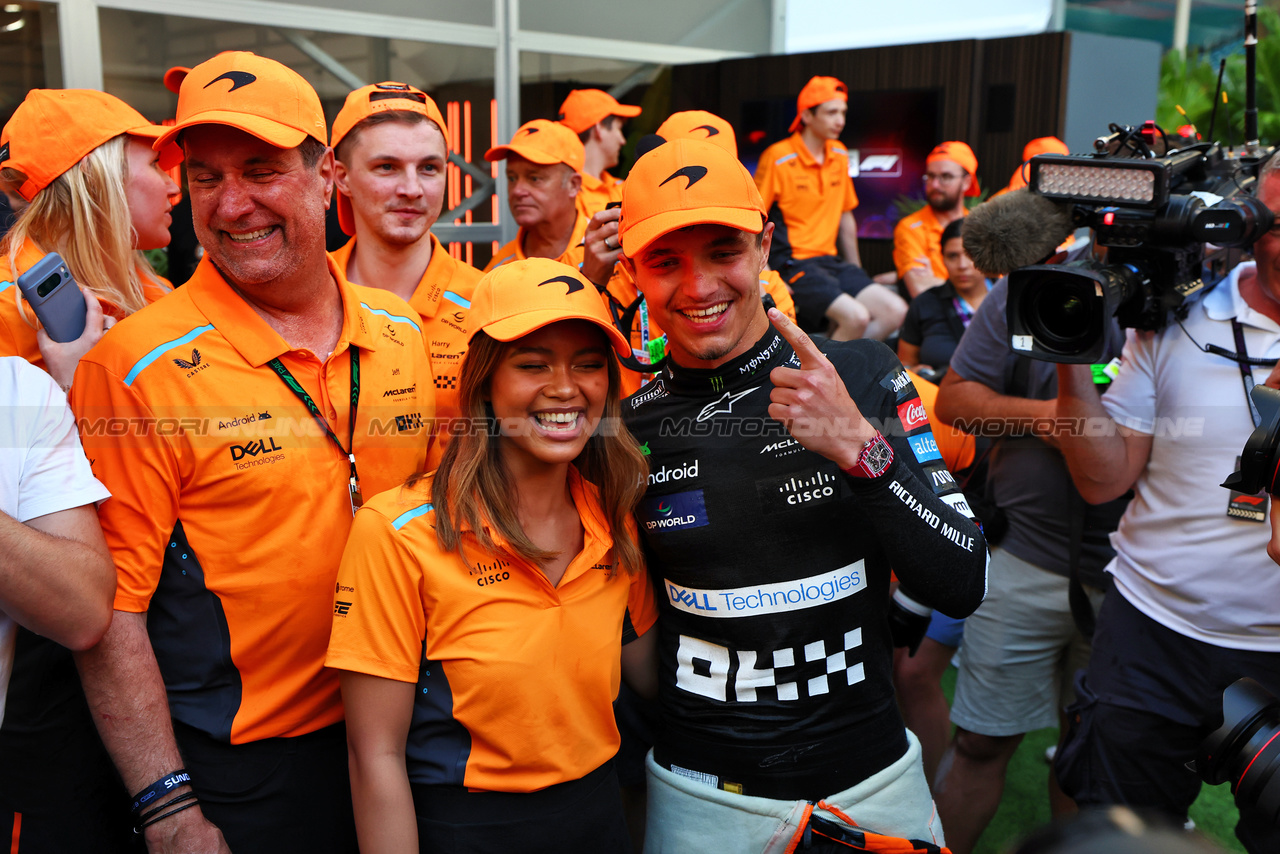 GP MIAMI, Gara winner Lando Norris (GBR) McLaren celebrates with Bianca Bustamante (PHL) ART F1Academy Driver e the team.

05.05.2024. Formula 1 World Championship, Rd 6, Miami Grand Prix, Miami, Florida, USA, Gara Day.

 - www.xpbimages.com, EMail: requests@xpbimages.com © Copyright: Coates / XPB Images