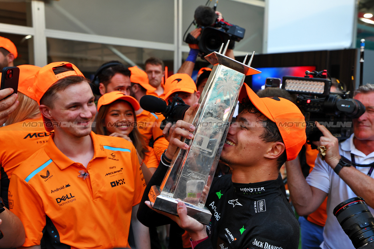 GP MIAMI, Gara winner Lando Norris (GBR) McLaren celebrates with the team.

05.05.2024. Formula 1 World Championship, Rd 6, Miami Grand Prix, Miami, Florida, USA, Gara Day.

 - www.xpbimages.com, EMail: requests@xpbimages.com © Copyright: Coates / XPB Images