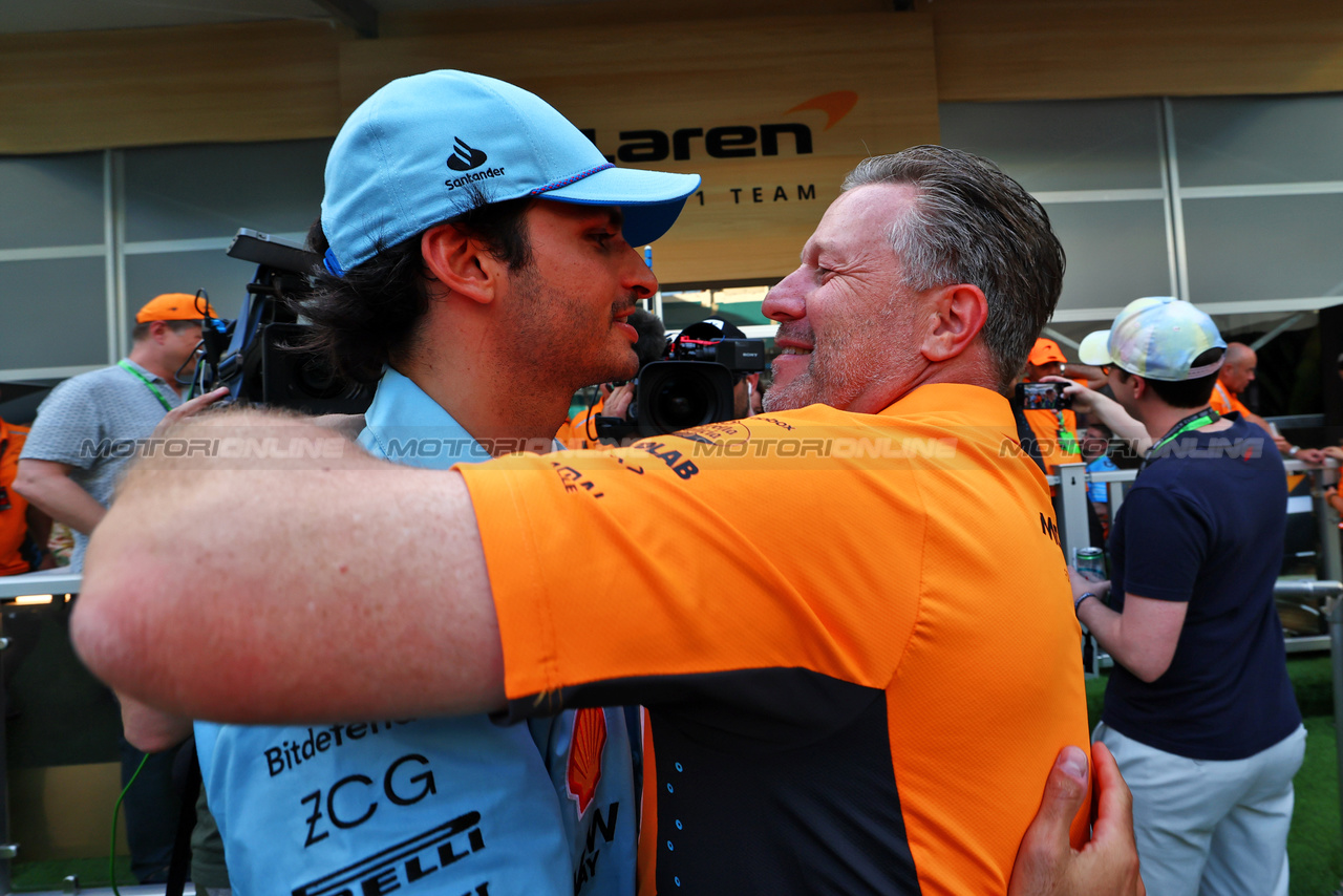 GP MIAMI, (L to R): Carlos Sainz Jr (ESP) Ferrari with Zak Brown (USA) McLaren Executive Director.

05.05.2024. Formula 1 World Championship, Rd 6, Miami Grand Prix, Miami, Florida, USA, Gara Day.

 - www.xpbimages.com, EMail: requests@xpbimages.com © Copyright: Coates / XPB Images