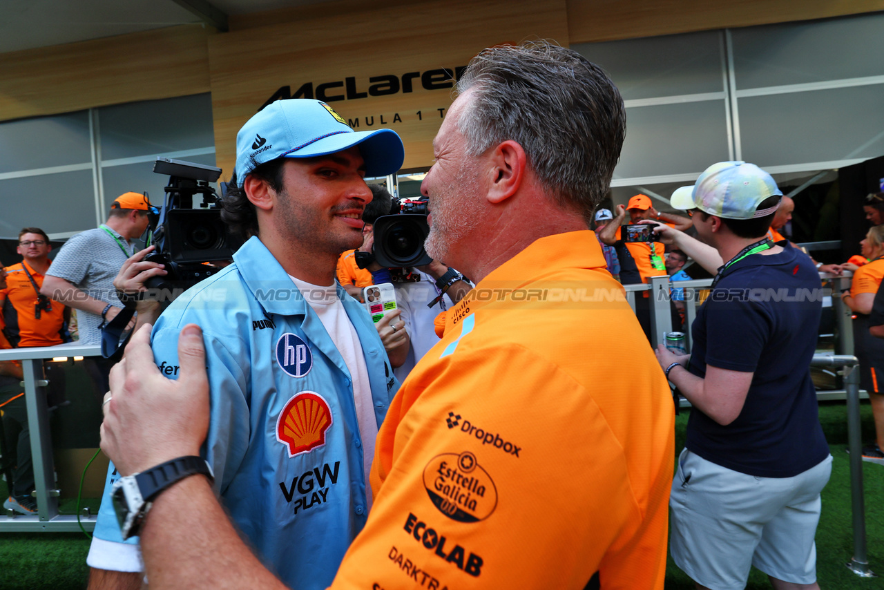 GP MIAMI, (L to R): Carlos Sainz Jr (ESP) Ferrari with Zak Brown (USA) McLaren Executive Director.

05.05.2024. Formula 1 World Championship, Rd 6, Miami Grand Prix, Miami, Florida, USA, Gara Day.

 - www.xpbimages.com, EMail: requests@xpbimages.com © Copyright: Coates / XPB Images