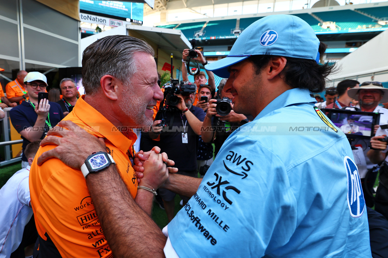 GP MIAMI, (L to R): Zak Brown (USA) McLaren Executive Director with Carlos Sainz Jr (ESP) Ferrari.

05.05.2024. Formula 1 World Championship, Rd 6, Miami Grand Prix, Miami, Florida, USA, Gara Day.

 - www.xpbimages.com, EMail: requests@xpbimages.com © Copyright: Coates / XPB Images