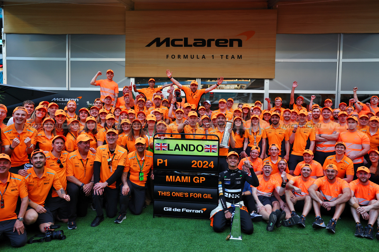 GP MIAMI, Gara winner Lando Norris (GBR) McLaren celebrates with the team.

05.05.2024. Formula 1 World Championship, Rd 6, Miami Grand Prix, Miami, Florida, USA, Gara Day.

 - www.xpbimages.com, EMail: requests@xpbimages.com © Copyright: Coates / XPB Images