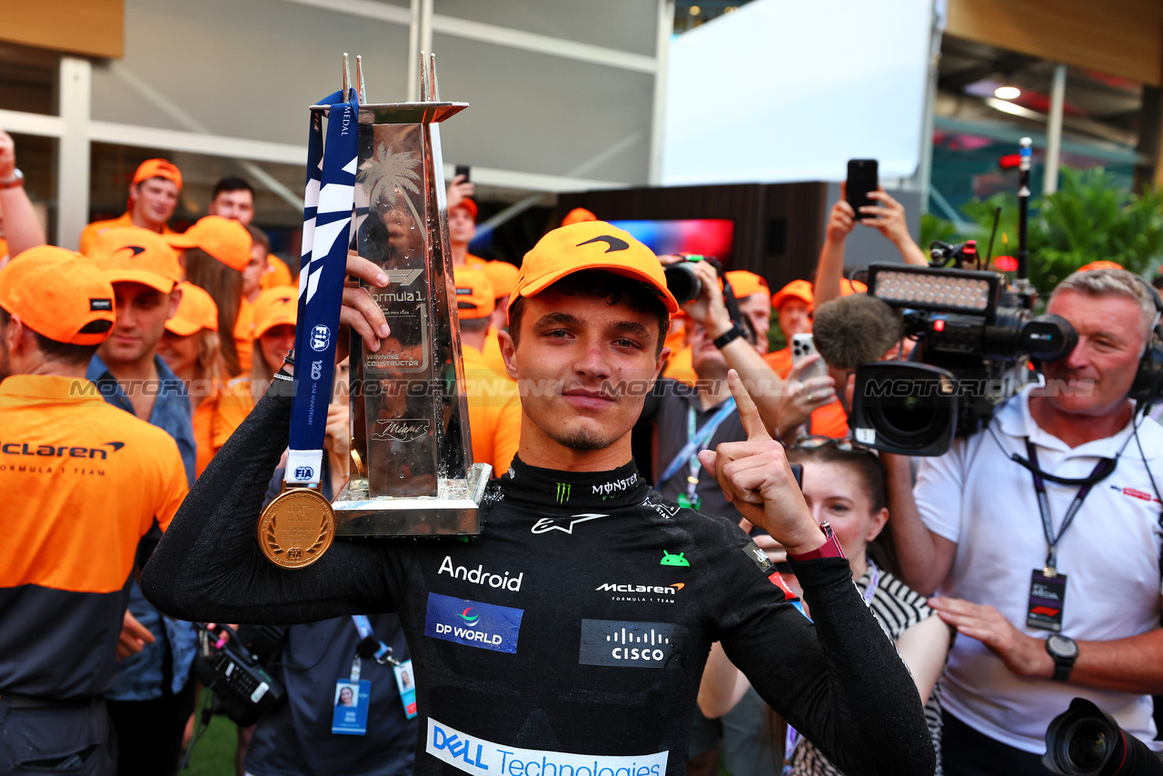 GP MIAMI, Gara winner Lando Norris (GBR) McLaren celebrates with the team.

05.05.2024. Formula 1 World Championship, Rd 6, Miami Grand Prix, Miami, Florida, USA, Gara Day.

 - www.xpbimages.com, EMail: requests@xpbimages.com © Copyright: Coates / XPB Images