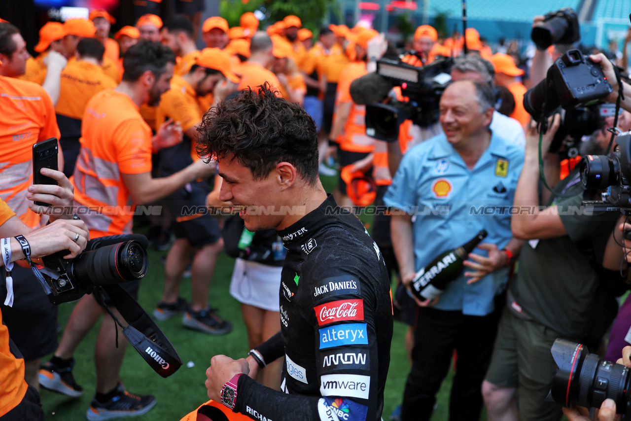 GP MIAMI, Gara winner Lando Norris (GBR) McLaren celebrates with the team e Frederic Vasseur (FRA) Ferrari Team Principal.

05.05.2024. Formula 1 World Championship, Rd 6, Miami Grand Prix, Miami, Florida, USA, Gara Day.

 - www.xpbimages.com, EMail: requests@xpbimages.com © Copyright: Staley / XPB Images