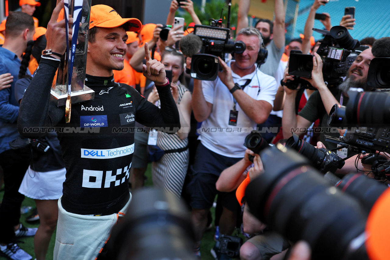 GP MIAMI, Gara winner Lando Norris (GBR) McLaren celebrates with the team.

05.05.2024. Formula 1 World Championship, Rd 6, Miami Grand Prix, Miami, Florida, USA, Gara Day.

 - www.xpbimages.com, EMail: requests@xpbimages.com © Copyright: Staley / XPB Images