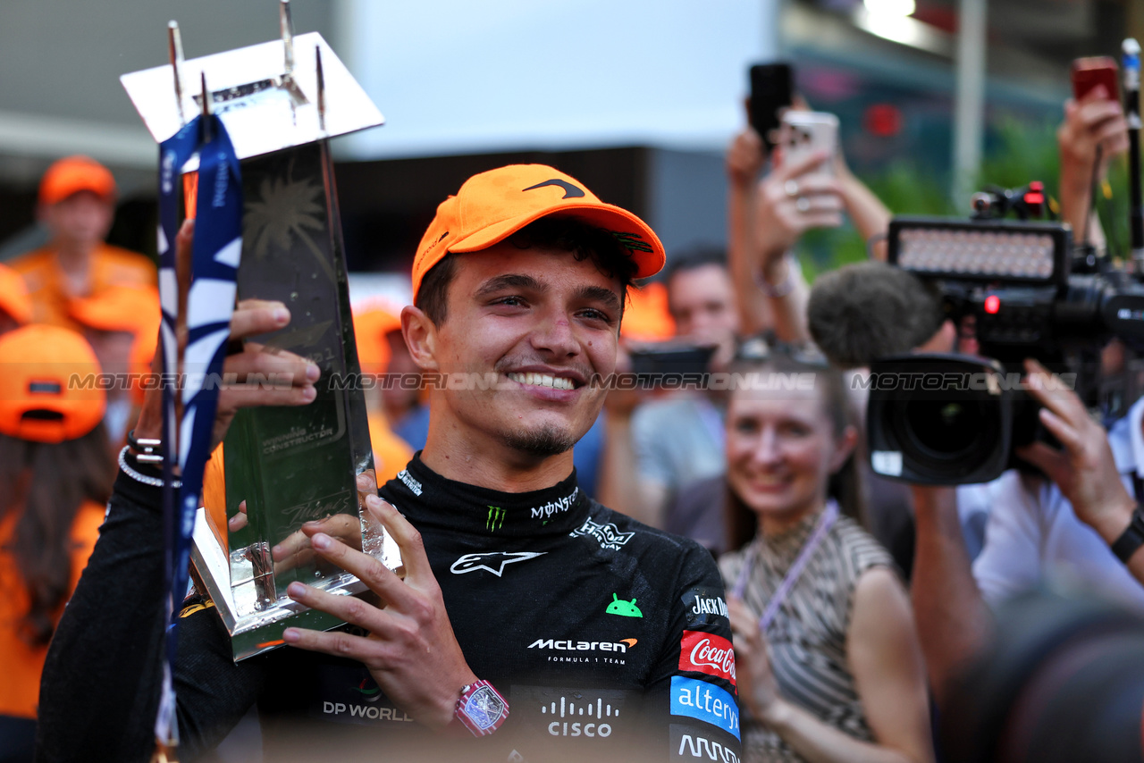 GP MIAMI, Gara winner Lando Norris (GBR) McLaren celebrates with the team.

05.05.2024. Formula 1 World Championship, Rd 6, Miami Grand Prix, Miami, Florida, USA, Gara Day.

 - www.xpbimages.com, EMail: requests@xpbimages.com © Copyright: Staley / XPB Images