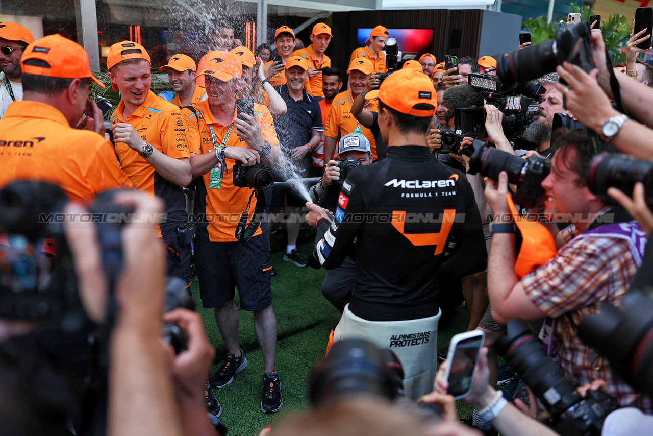 GP MIAMI, Gara winner Lando Norris (GBR) McLaren celebrates with the team.

05.05.2024. Formula 1 World Championship, Rd 6, Miami Grand Prix, Miami, Florida, USA, Gara Day.

 - www.xpbimages.com, EMail: requests@xpbimages.com © Copyright: Staley / XPB Images