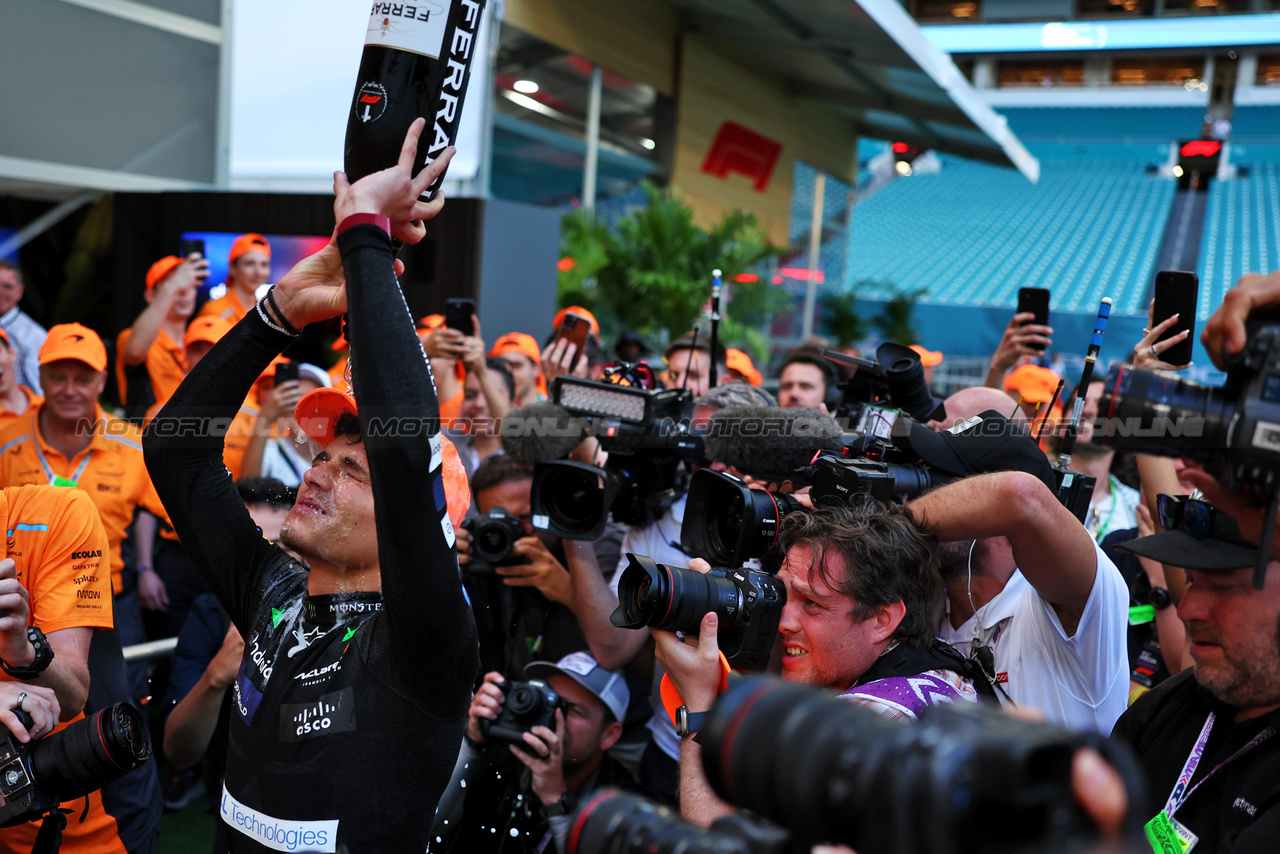 GP MIAMI, Gara winner Lando Norris (GBR) McLaren celebrates with the team.

05.05.2024. Formula 1 World Championship, Rd 6, Miami Grand Prix, Miami, Florida, USA, Gara Day.

 - www.xpbimages.com, EMail: requests@xpbimages.com © Copyright: Staley / XPB Images