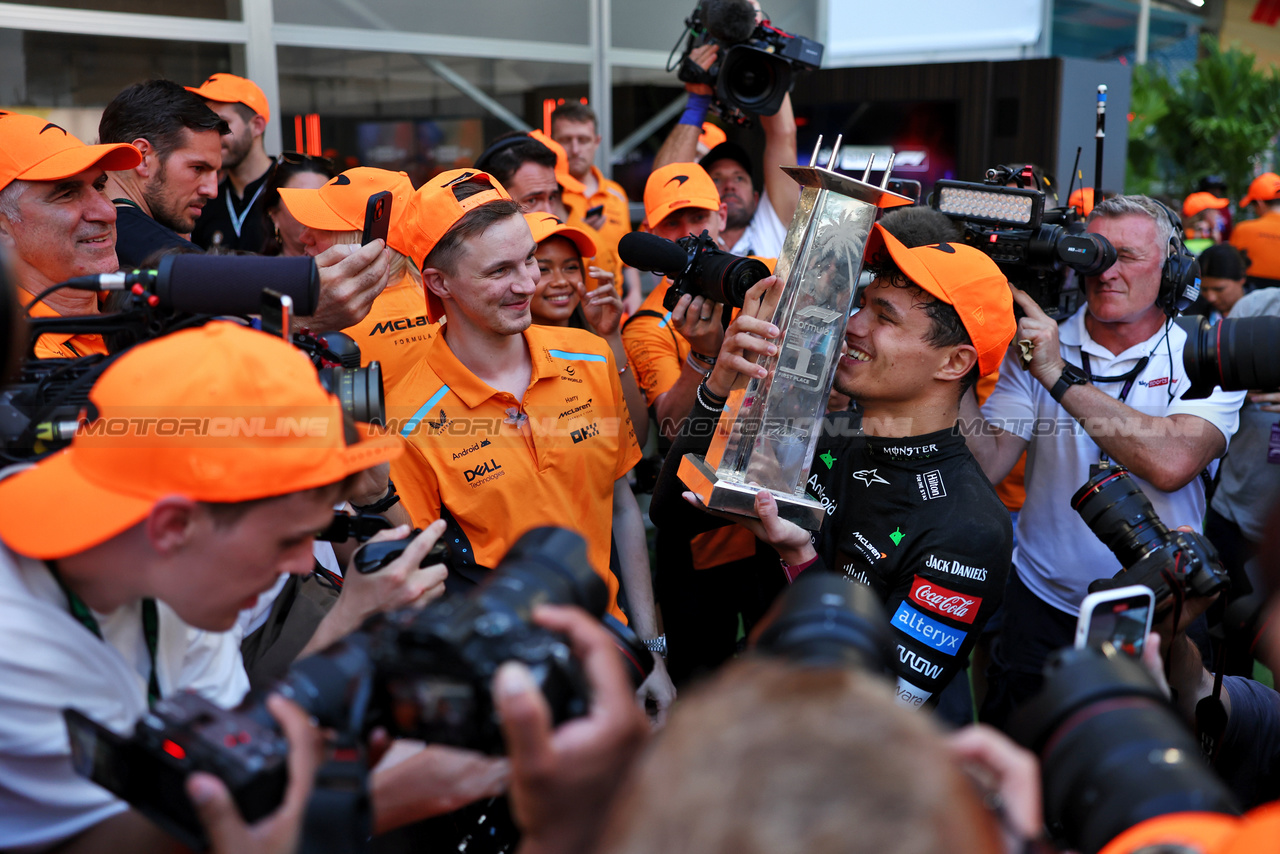 GP MIAMI, Gara winner Lando Norris (GBR) McLaren celebrates with the team.

05.05.2024. Formula 1 World Championship, Rd 6, Miami Grand Prix, Miami, Florida, USA, Gara Day.

 - www.xpbimages.com, EMail: requests@xpbimages.com © Copyright: Staley / XPB Images