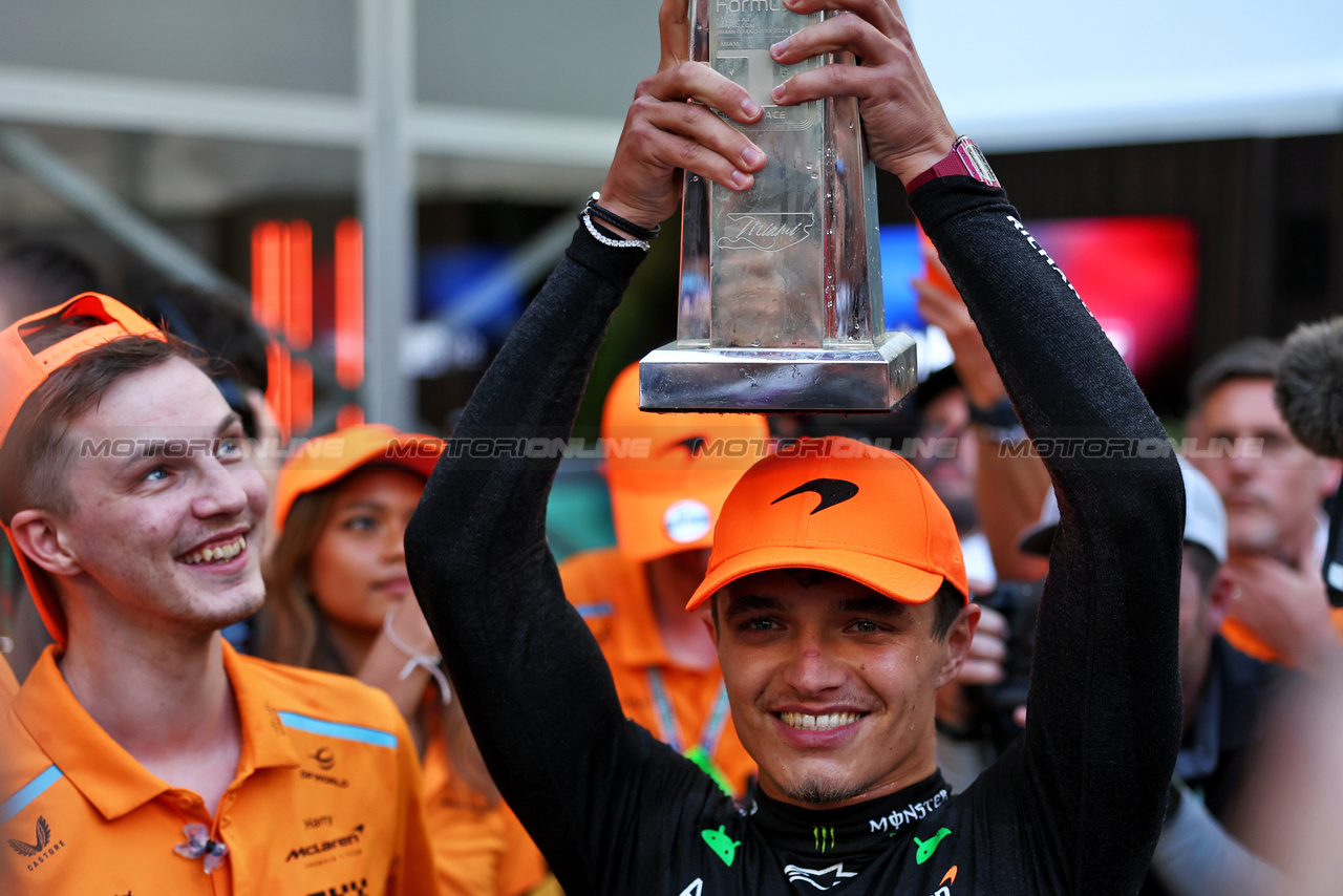 GP MIAMI, Gara winner Lando Norris (GBR) McLaren celebrates with the team.

05.05.2024. Formula 1 World Championship, Rd 6, Miami Grand Prix, Miami, Florida, USA, Gara Day.

 - www.xpbimages.com, EMail: requests@xpbimages.com © Copyright: Staley / XPB Images