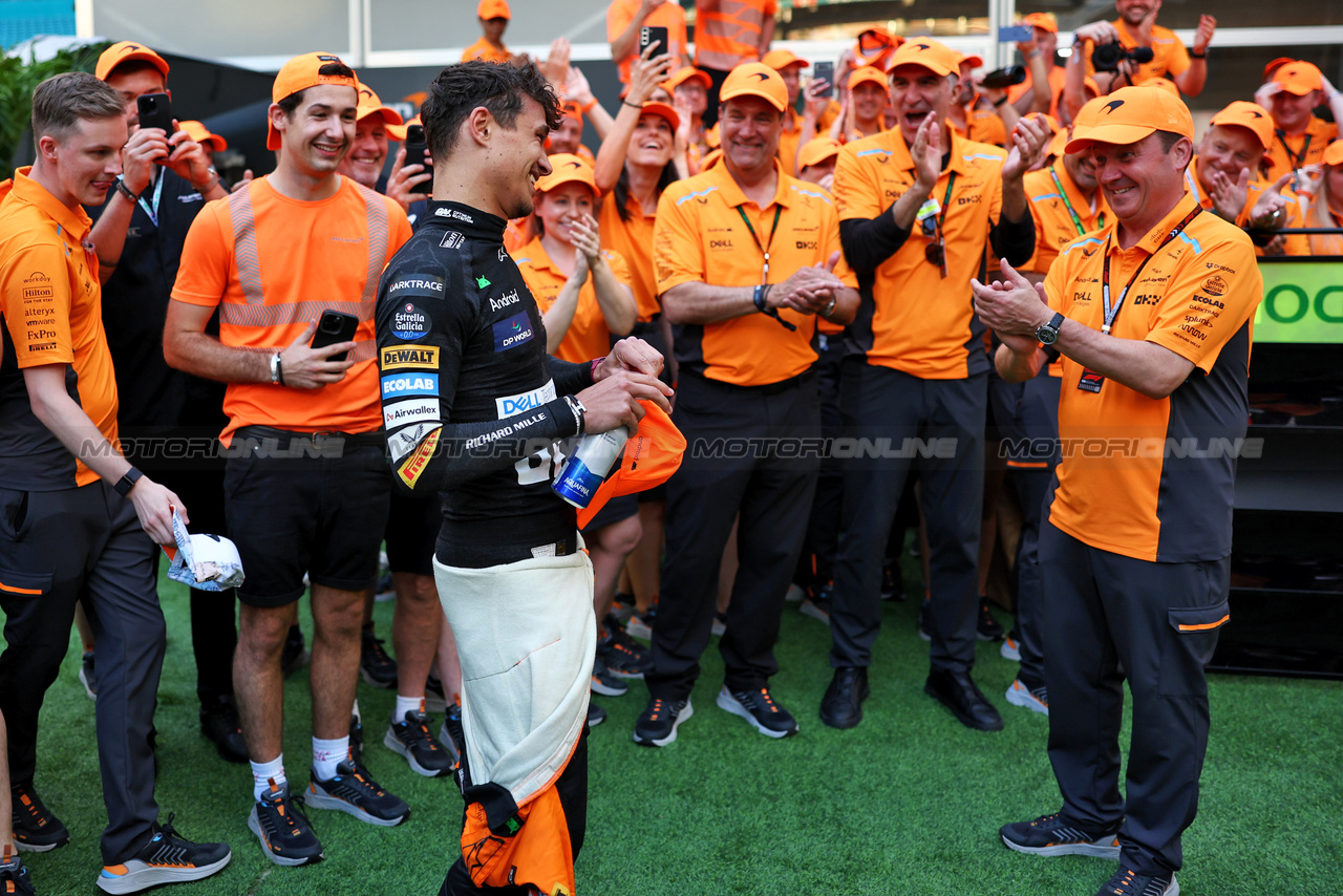 GP MIAMI, Gara winner Lando Norris (GBR) McLaren celebrates with the team.

05.05.2024. Formula 1 World Championship, Rd 6, Miami Grand Prix, Miami, Florida, USA, Gara Day.

 - www.xpbimages.com, EMail: requests@xpbimages.com © Copyright: Staley / XPB Images