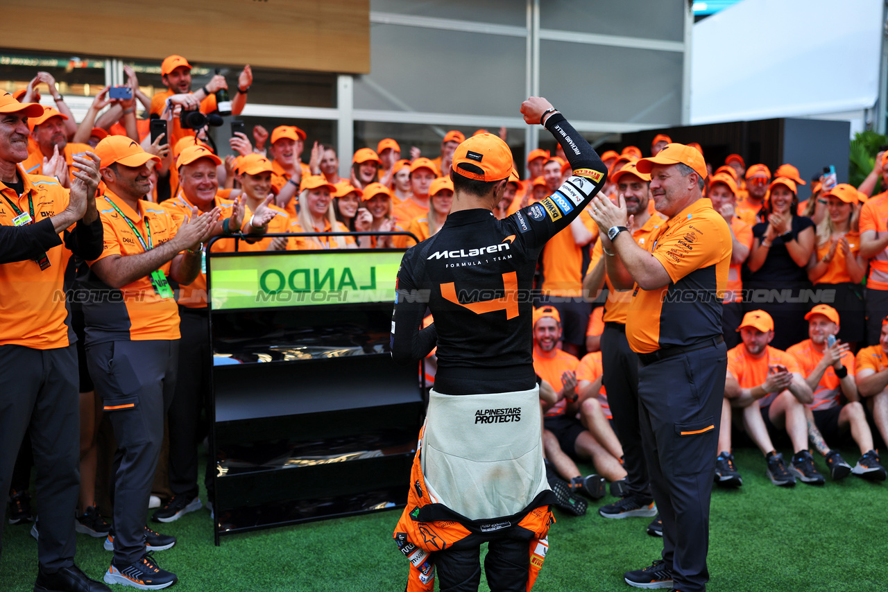 GP MIAMI, Gara winner Lando Norris (GBR) McLaren celebrates with the team.

05.05.2024. Formula 1 World Championship, Rd 6, Miami Grand Prix, Miami, Florida, USA, Gara Day.

 - www.xpbimages.com, EMail: requests@xpbimages.com © Copyright: Staley / XPB Images