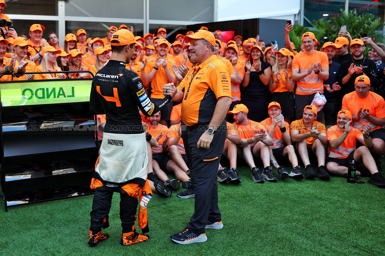 GP MIAMI, Gara winner Lando Norris (GBR) McLaren celebrates with Zak Brown (USA) McLaren Executive Director e the team.

05.05.2024. Formula 1 World Championship, Rd 6, Miami Grand Prix, Miami, Florida, USA, Gara Day.

 - www.xpbimages.com, EMail: requests@xpbimages.com © Copyright: Staley / XPB Images