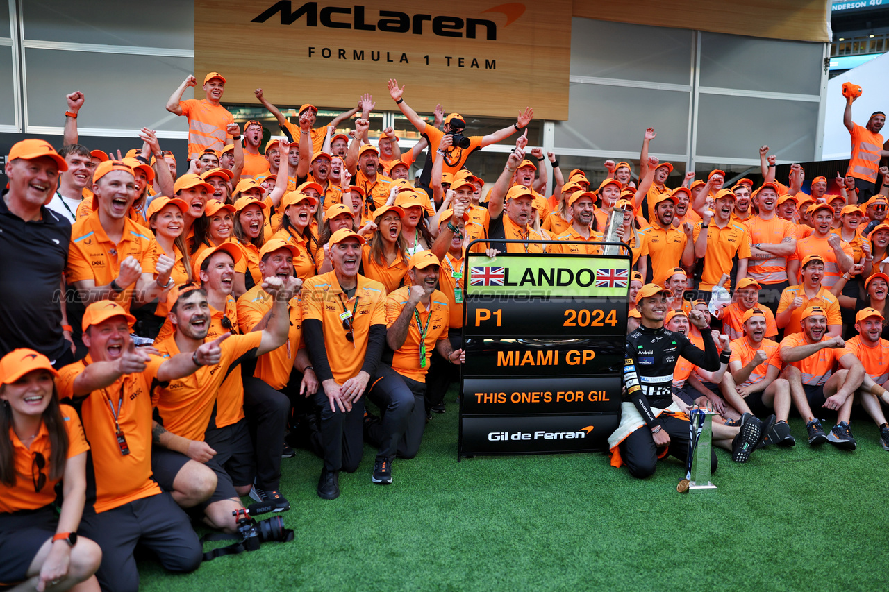 GP MIAMI, Gara winner Lando Norris (GBR) McLaren celebrates with the team.

05.05.2024. Formula 1 World Championship, Rd 6, Miami Grand Prix, Miami, Florida, USA, Gara Day.

 - www.xpbimages.com, EMail: requests@xpbimages.com © Copyright: Staley / XPB Images