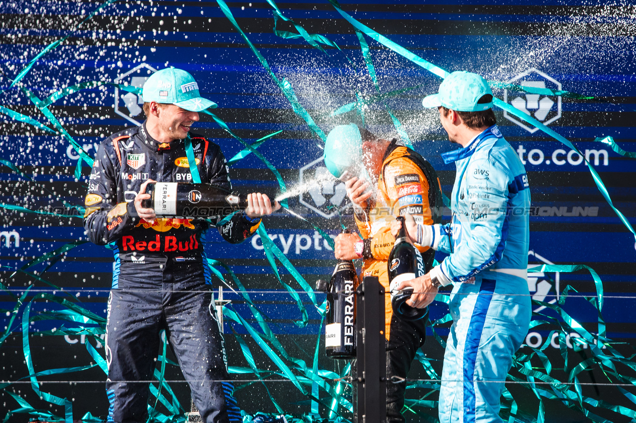 GP MIAMI, The podium (L to R): Max Verstappen (NLD) Red Bull Racing, second; Lando Norris (GBR) McLaren, vincitore; Charles Leclerc (MON) Ferrari, third.

05.05.2024. Formula 1 World Championship, Rd 6, Miami Grand Prix, Miami, Florida, USA, Gara Day.

- www.xpbimages.com, EMail: requests@xpbimages.com © Copyright: Bearne / XPB Images