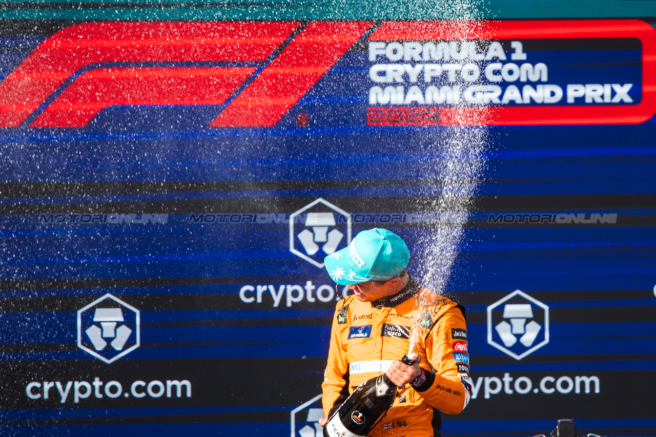 GP MIAMI, Gara winner Lando Norris (GBR) McLaren celebrates on the podium.

05.05.2024. Formula 1 World Championship, Rd 6, Miami Grand Prix, Miami, Florida, USA, Gara Day.

- www.xpbimages.com, EMail: requests@xpbimages.com © Copyright: Bearne / XPB Images