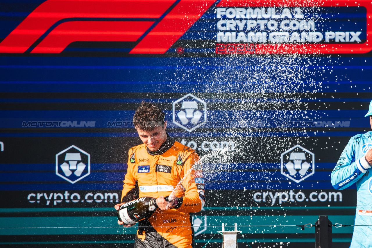 GP MIAMI, Gara winner Lando Norris (GBR) McLaren celebrates on the podium.

05.05.2024. Formula 1 World Championship, Rd 6, Miami Grand Prix, Miami, Florida, USA, Gara Day.

- www.xpbimages.com, EMail: requests@xpbimages.com © Copyright: Bearne / XPB Images