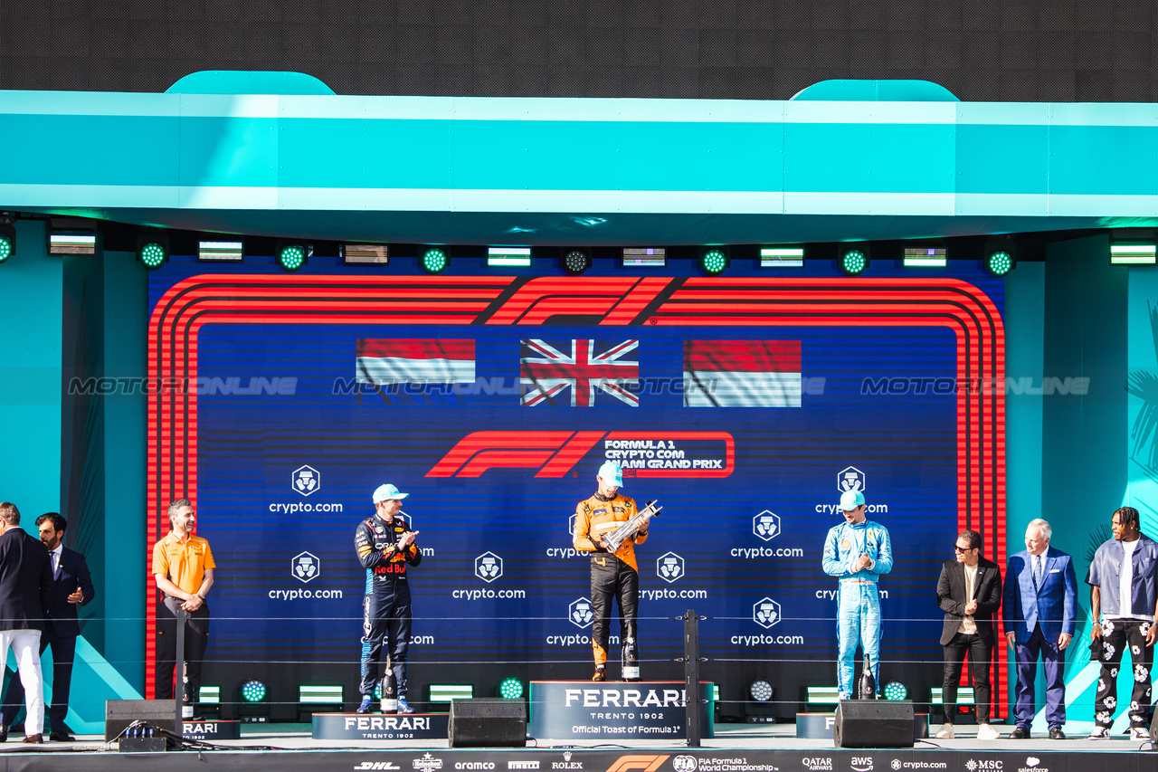 GP MIAMI, The podium (L to R): Andrea Stella (ITA) McLaren Team Principal; Max Verstappen (NLD) Red Bull Racing, second; Lando Norris (GBR) McLaren, vincitore; Charles Leclerc (MON) Ferrari, third.

05.05.2024. Formula 1 World Championship, Rd 6, Miami Grand Prix, Miami, Florida, USA, Gara Day.

- www.xpbimages.com, EMail: requests@xpbimages.com © Copyright: Bearne / XPB Images