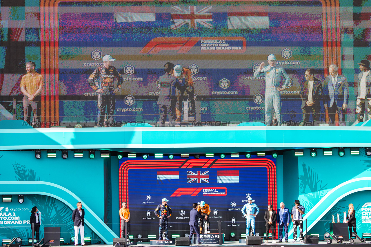 GP MIAMI, The podium (L to R): Andrea Stella (ITA) McLaren Team Principal; Max Verstappen (NLD) Red Bull Racing, second; Lando Norris (GBR) McLaren, vincitore; Charles Leclerc (MON) Ferrari, third.

05.05.2024. Formula 1 World Championship, Rd 6, Miami Grand Prix, Miami, Florida, USA, Gara Day.

- www.xpbimages.com, EMail: requests@xpbimages.com © Copyright: Bearne / XPB Images