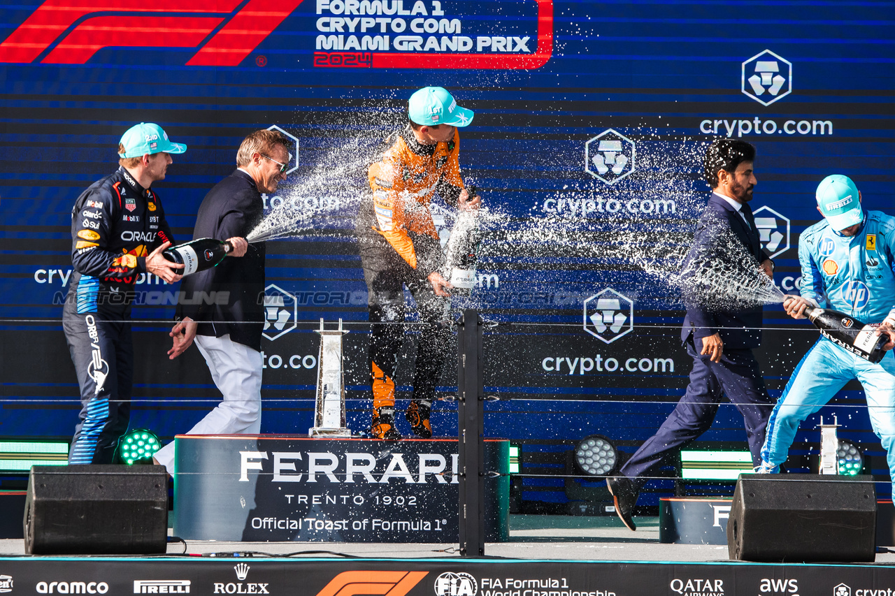 GP MIAMI, The podium (L to R): Max Verstappen (NLD) Red Bull Racing, second; Lando Norris (GBR) McLaren, vincitore; Charles Leclerc (MON) Ferrari, third.

05.05.2024. Formula 1 World Championship, Rd 6, Miami Grand Prix, Miami, Florida, USA, Gara Day.

- www.xpbimages.com, EMail: requests@xpbimages.com © Copyright: Bearne / XPB Images