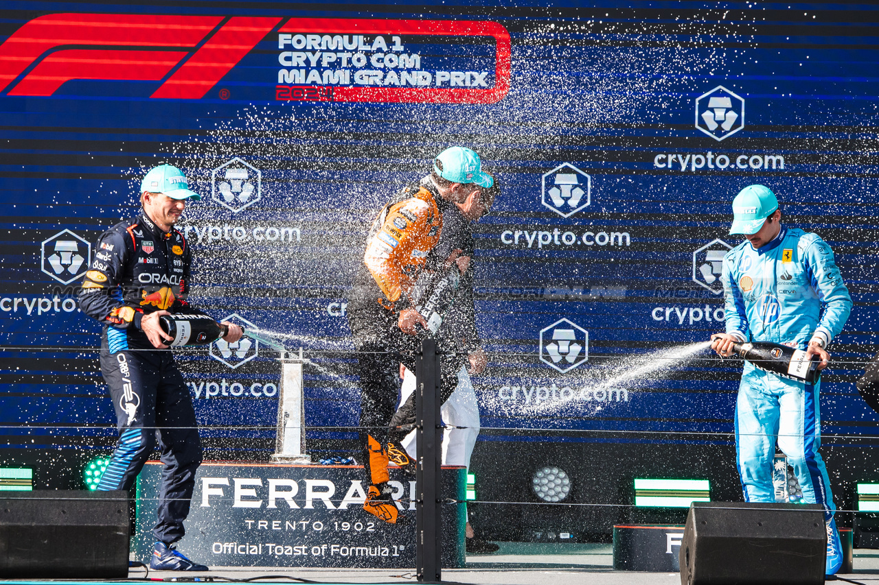 GP MIAMI, The podium (L to R): Max Verstappen (NLD) Red Bull Racing, second; Lando Norris (GBR) McLaren, vincitore; Charles Leclerc (MON) Ferrari, third.

05.05.2024. Formula 1 World Championship, Rd 6, Miami Grand Prix, Miami, Florida, USA, Gara Day.

- www.xpbimages.com, EMail: requests@xpbimages.com © Copyright: Bearne / XPB Images