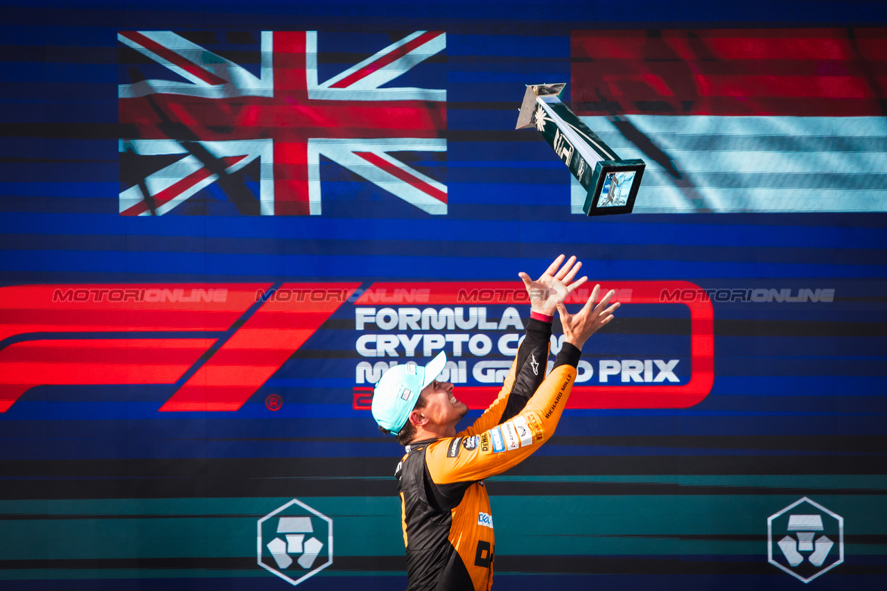 GP MIAMI, Gara winner Lando Norris (GBR) McLaren celebrates on the podium.

05.05.2024. Formula 1 World Championship, Rd 6, Miami Grand Prix, Miami, Florida, USA, Gara Day.

- www.xpbimages.com, EMail: requests@xpbimages.com © Copyright: Bearne / XPB Images