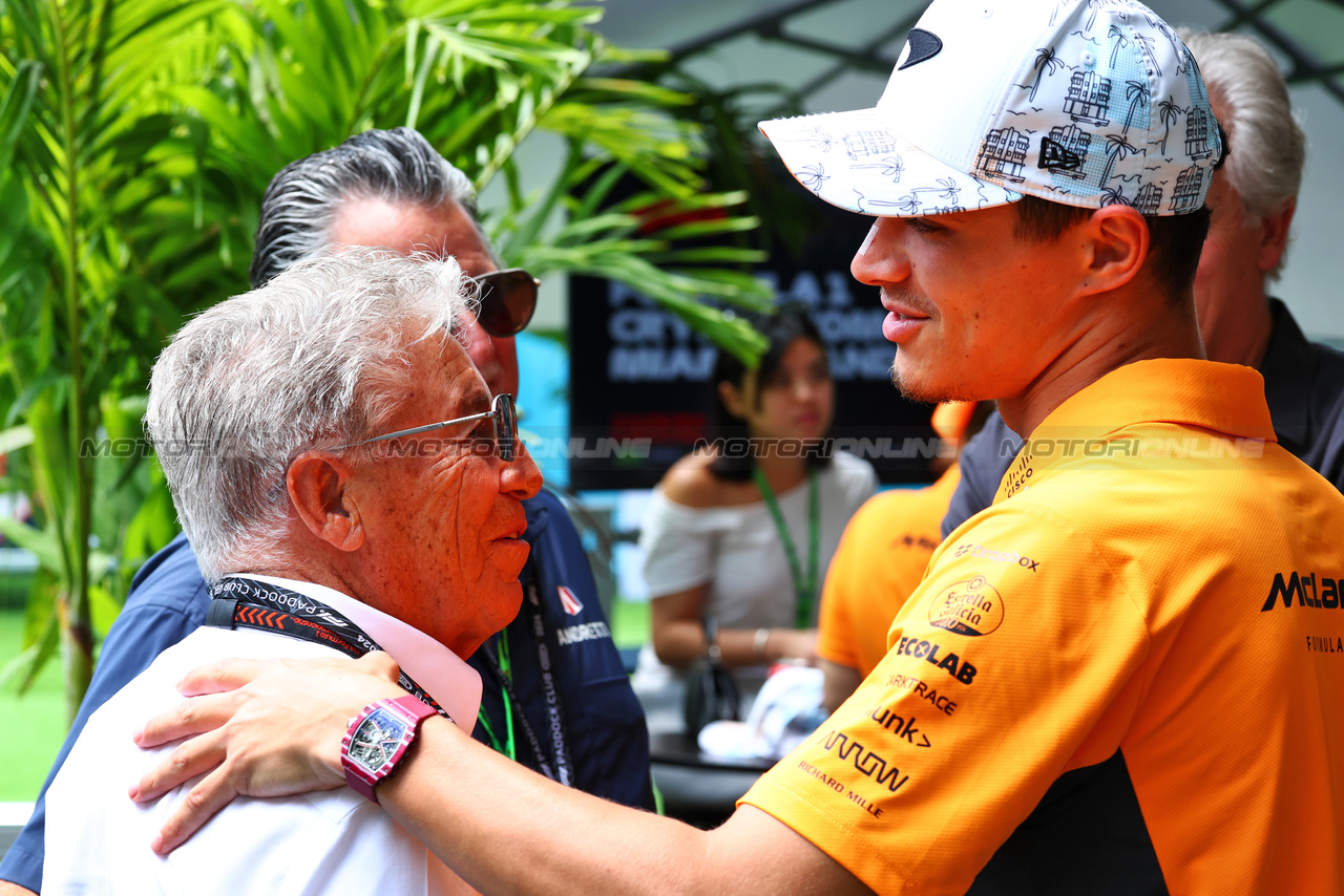 GP MIAMI, (L to R): Mario Andretti (USA) with Lando Norris (GBR) McLaren.

05.05.2024. Formula 1 World Championship, Rd 6, Miami Grand Prix, Miami, Florida, USA, Gara Day.

 - www.xpbimages.com, EMail: requests@xpbimages.com © Copyright: Coates / XPB Images