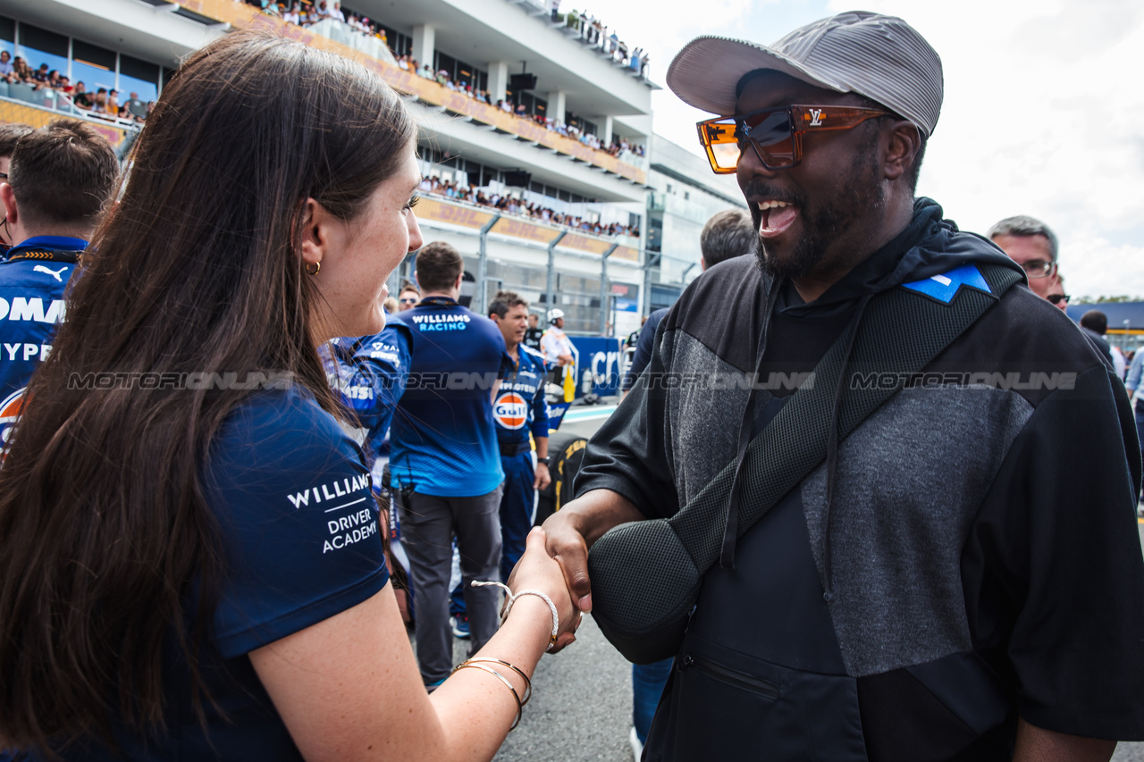 GP MIAMI, Lia Block (USA) Williams Academy Driver on the grid with will.i.am (USA) Black Eyed Peas.

05.05.2024. Formula 1 World Championship, Rd 6, Miami Grand Prix, Miami, Florida, USA, Gara Day.

- www.xpbimages.com, EMail: requests@xpbimages.com © Copyright: Bearne / XPB Images